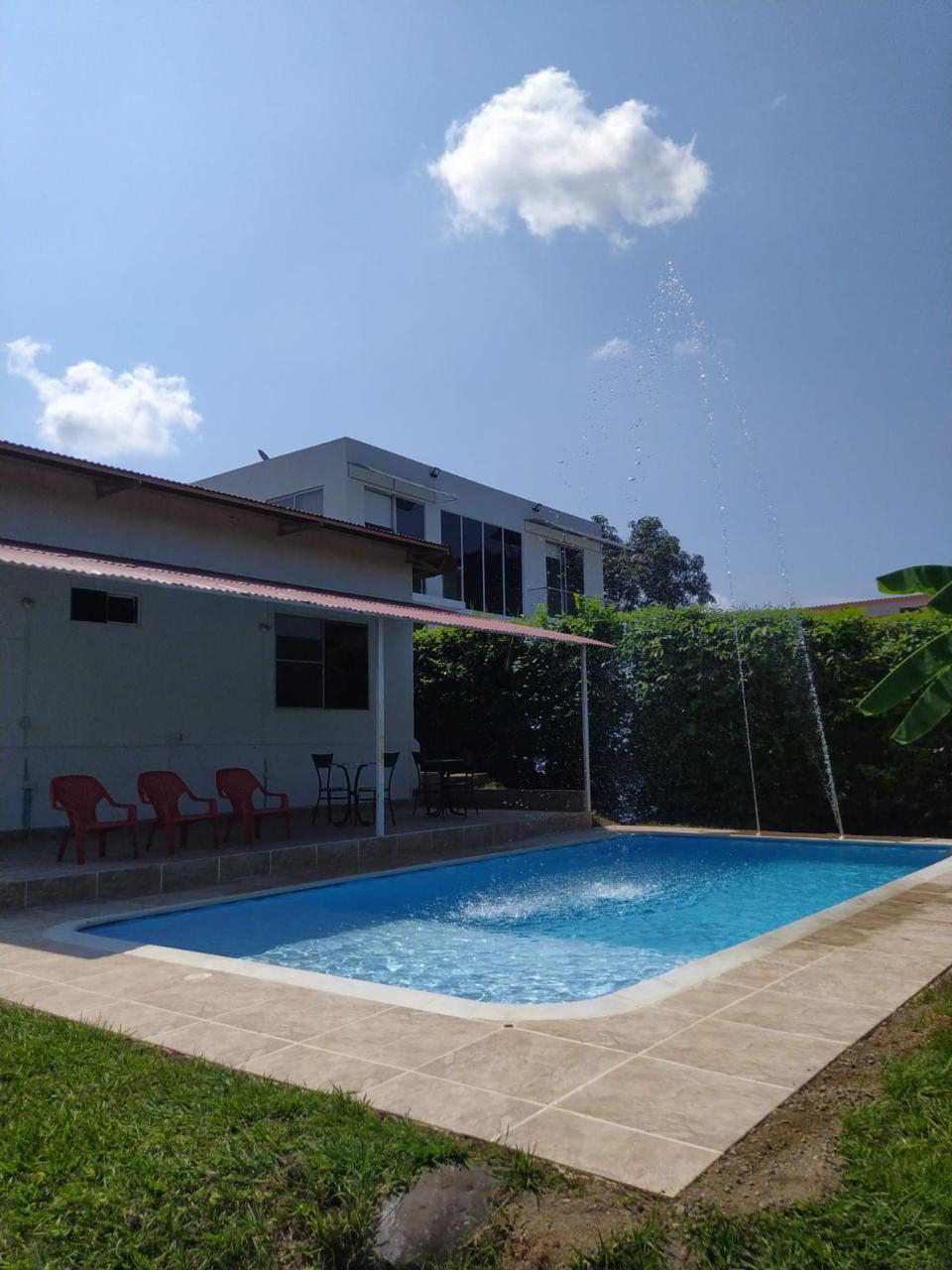 Casa y piscina